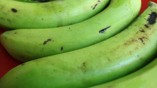 Cortar y poner frutas exóticas frescas en el plato . — Vídeos de Stock