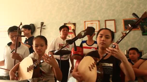 Haiduong, Vietnam, juni, 6, 2015: asiatiska barn spela traditionella instrument — Stockvideo