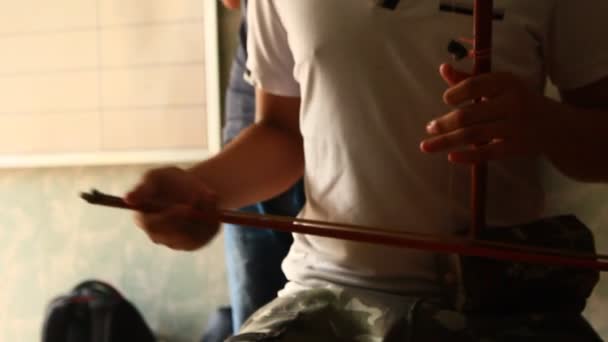 Haiduong, Vietnam, juni, 6, 2015: asiatiska barn spela traditionella instrument — Stockvideo