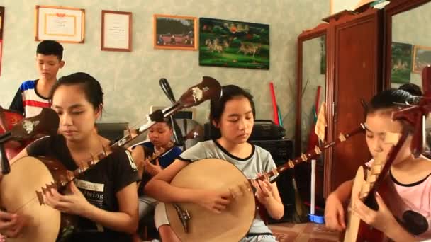 Haiduong, vietnam, 6. Juni 2015: asiatische Kinder spielen traditionelle Instrumente — Stockvideo