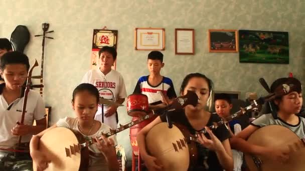 Haiduong, Vietnam, juni, 6, 2015: asiatiska barn spela traditionella instrument — Stockvideo