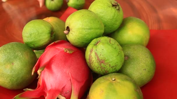 As mãos põem o fruto no prato — Vídeo de Stock