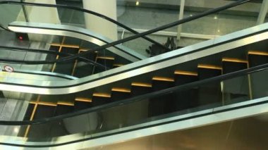 yürüyen merdiven sürekli yukarı çalışan gösterilir