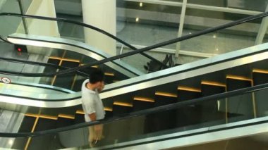 yürüyen merdiven sürekli yukarı çalışan gösterilir