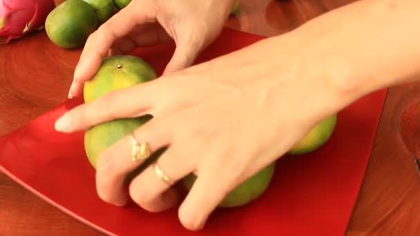 Руки положить фрукты на тарелку — стоковое видео