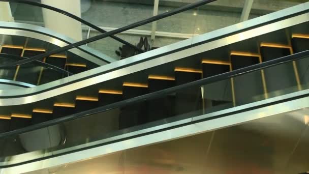 Escaliers mécaniques sont montrés qui courent constamment à l'étage — Video