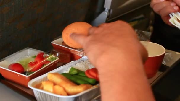 Comidas en el avión — Vídeo de stock