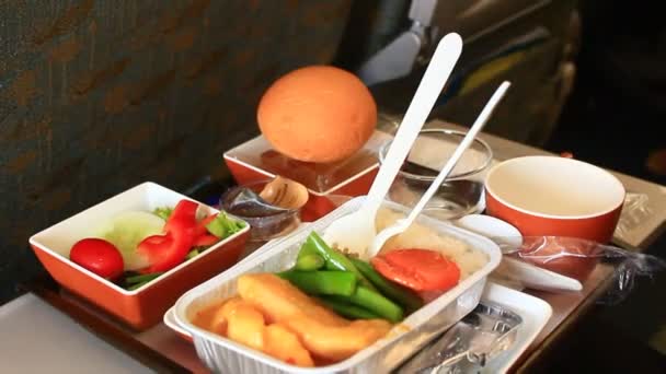 Питание в самолете — стоковое видео