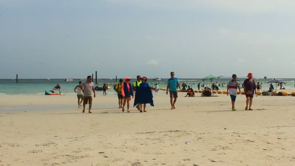 Pattaya, Thailand, juli, 13, 2015: mensen in strand van coral island — Stockvideo