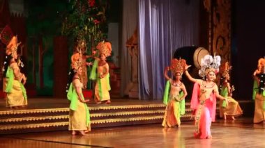 Pattaya, Tayland, 14 Temmuz 2015: Folk sanatçıları kültür ve geleneksel dans performans