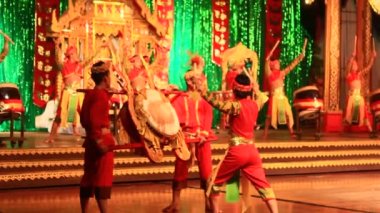 Pattaya, Tayland, 14 Temmuz 2015: Folk sanatçıları kültür ve geleneksel dans performans