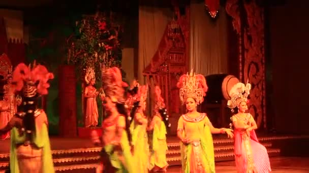 Pattaya, Tailandia, 14 de julio de 2015: Artistas folclóricos interpretan cultura y danza tradicional — Vídeo de stock