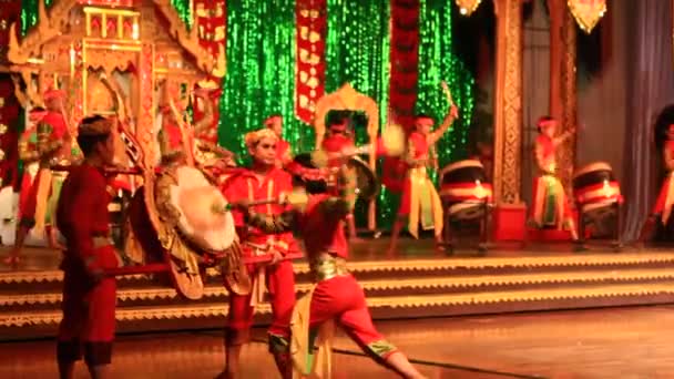 Pattaya, Tayland, 14 Temmuz 2015: Folk sanatçıları kültür ve geleneksel dans performans — Stok video