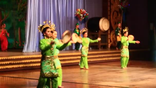 Pattaya, Tailândia, 14 de julho de 2015: Artistas populares cantando cultura e dança tradicional — Vídeo de Stock