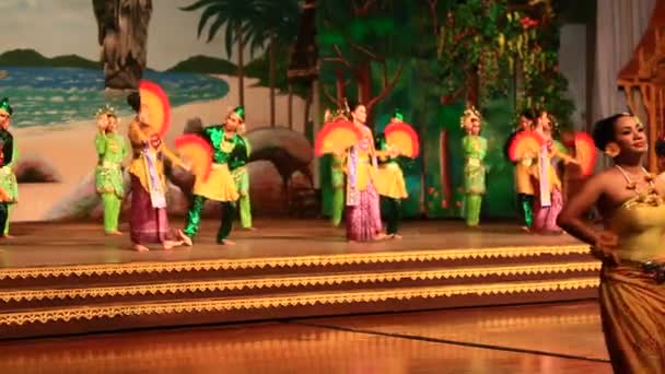 Pattaya, Thailand, juli, 14, 2015: Folk artiesten uitvoeren van cultuur en traditionele dans — Stockvideo