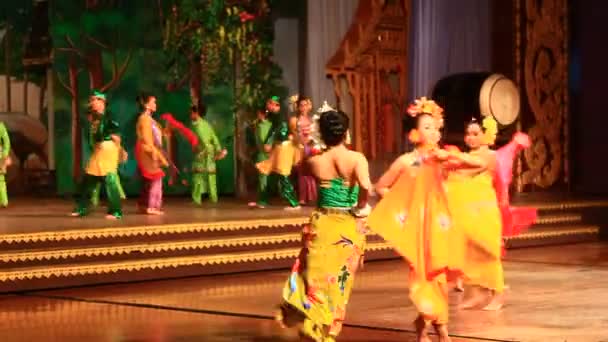 Pattaya, Tailândia, 14 de julho de 2015: Artistas populares cantando cultura e dança tradicional — Vídeo de Stock