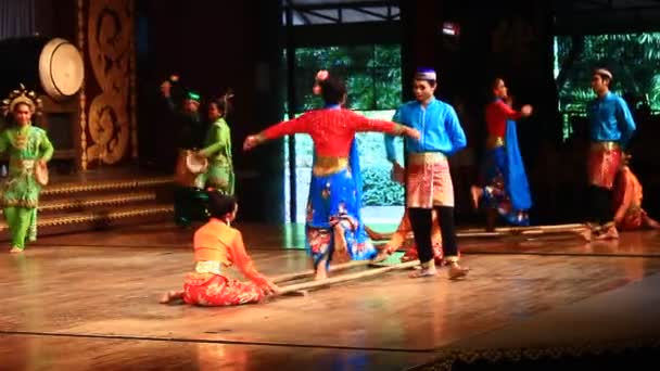 Паттайя, Таиланд, 14 июля 2015 года: Народные артисты, исполняющие культуру и традиционный танец — стоковое видео