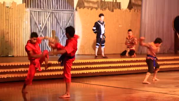 Pattaya, Thailand, juli, 14, 2015: Folk artiesten uitvoeren van cultuur en traditionele dans — Stockvideo