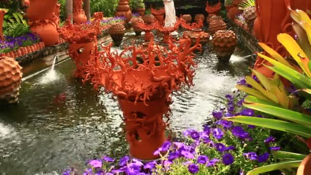 Vacker blomma trädgård med keramiska fontäner — Stockvideo