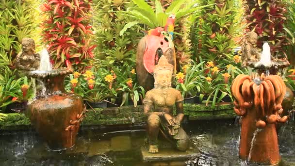 Krásná květinová zahrada s keramické fontány — Stock video