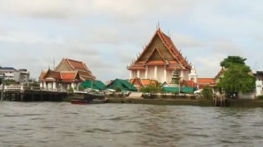 Bangkok, Tayland, 17 Temmuz 2015: Chao Phraya Nehri üzerinde bir tekne turist seyahat