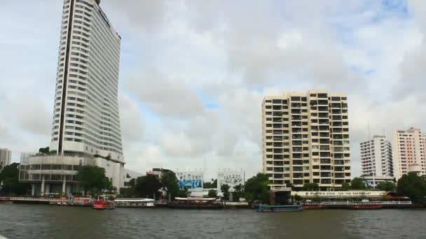 Bangkok, Tajlandia, 17 lipca 2015 r.: Turystów podróż na rzeki Chao Phraya w łodzi — Wideo stockowe