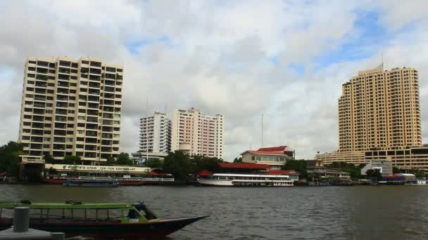 Bangkok, Tajlandia, 17 lipca 2015 r.: Turystów podróż na rzeki Chao Phraya w łodzi — Wideo stockowe