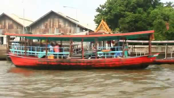 Bangkok, Tailandia, 17 de julio de 2015: Los turistas viajan en barco por el río Chao Phraya — Vídeo de stock