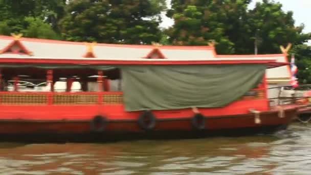 Bangkok, Thailand, July, 17, 2015: Tourists travel on the Chao Phraya river on a boat — Stock Video