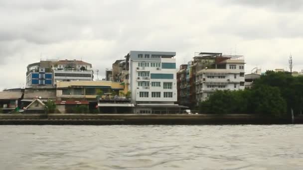Bangkok, Thaiföld, 17, 2015 júliusáig: Turisták utazási a Chao Phraya folyó, egy hajón — Stock videók