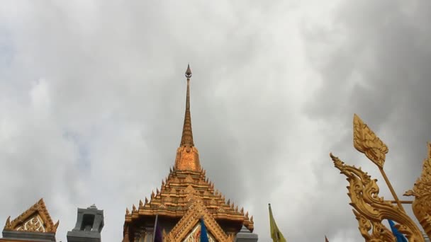 Tempel van Wat Traimit, gouden Boeddha ('s werelds grootste solide gouden standbeeld) — Stockvideo