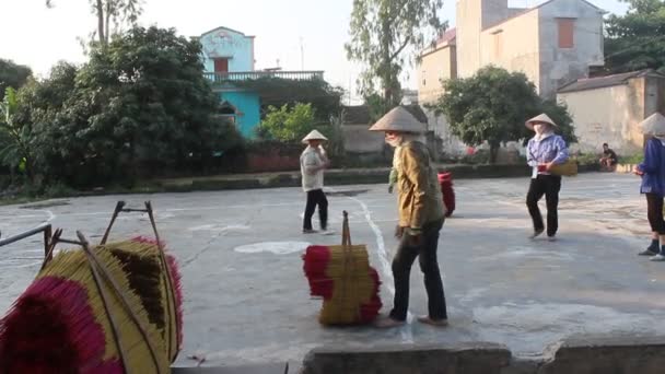 Vietnamees vrouwen verzamelen de wierook stokjes na het drogen op 27 mei 2013 in Hai Duong, Vietnam. — Stockvideo