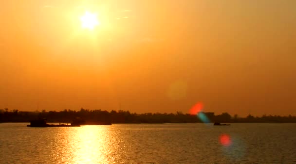 Puesta de sol en el río — Vídeo de stock