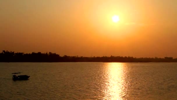Zachód słońca nad rzeką — Wideo stockowe