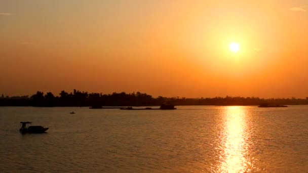 Puesta de sol en el río — Vídeo de stock