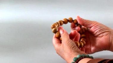 Rahipler çiçek töreni için hazırlamak.
