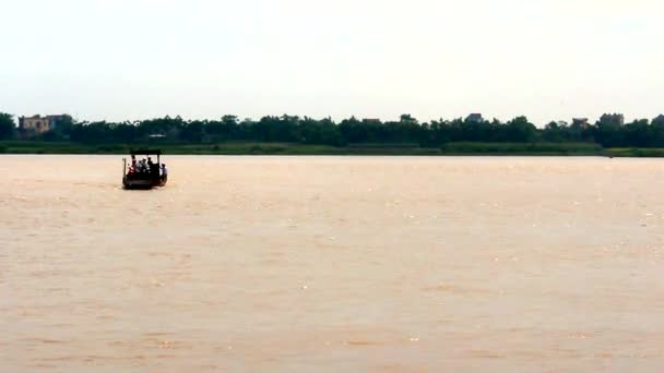 Passasjerbåt på elven i landlige områder, asia – stockvideo