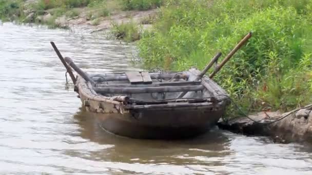 川の上のボート — ストック動画
