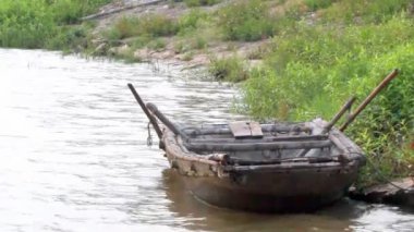 Nehirdeki tekne.