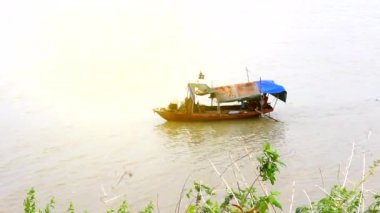 Hai Duong, Vietnam, 22 Mayıs: Vietnam balıkçılar balık 22 Mayıs 2013 eşlerin Kinh Thay nehir, Chi Linh, Hai Duong, Vietnam