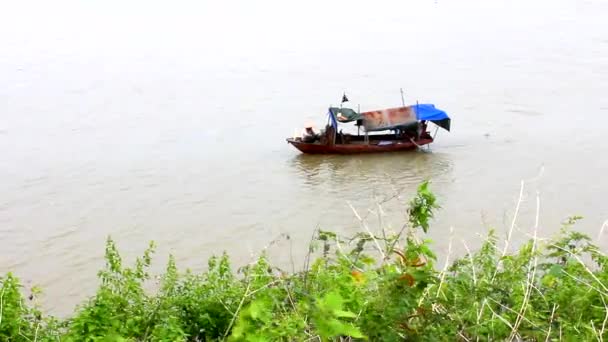 Hai Duong, Vietnam, 22 květen: Vietnamci manželé rybáři loví na 22 května 2013 Kinh Thay řeka, Chi Linh, Hai Duong, Vietnam — Stock video