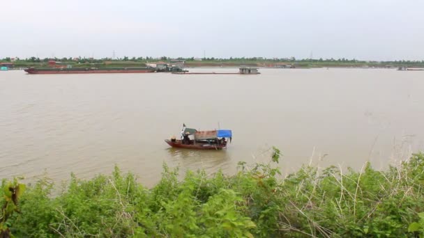 HAI DUONG, VIETNAM, 22 DE MAYO: Los cónyuges vietnamitas pescadores pescan el 22 de mayo de 2013 en el río Kinh Thay, Chi Linh, Hai Duong, Vietnam — Vídeos de Stock