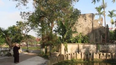 Hai Duong, Vietnam, 6 Haziran: Mango pagoda bahçede 6 Haziran 2013 yılında Hai Duong, Vietnam toplama keşiş