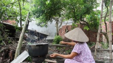 Hai Duong, Vietnam - 11 Haziran: 11 Haziran 2013 Hai Duong, Vietnam için pişirme Vietnam kırsal kadın