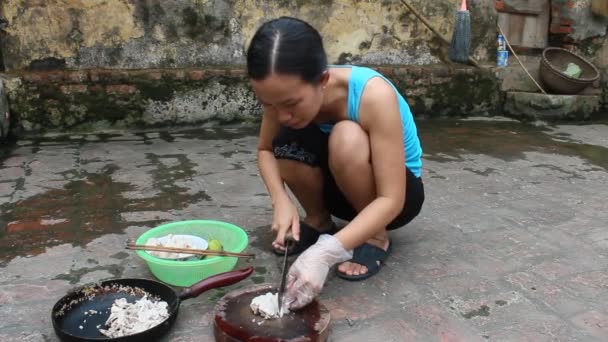 ベトナム農村女性が 2013 年 6 月 11 日ベトナム ハイズオンでに豚肉をカット ハイズオン、ベトナム - 6 月 11 日。 — ストック動画