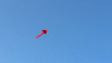 kırmızı mavi gökyüzünde uçan uçurtma