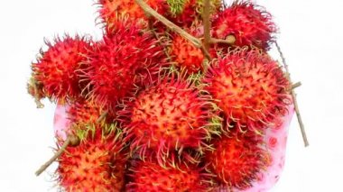 Rambutan meyvesi beyaz arkaplanda izole