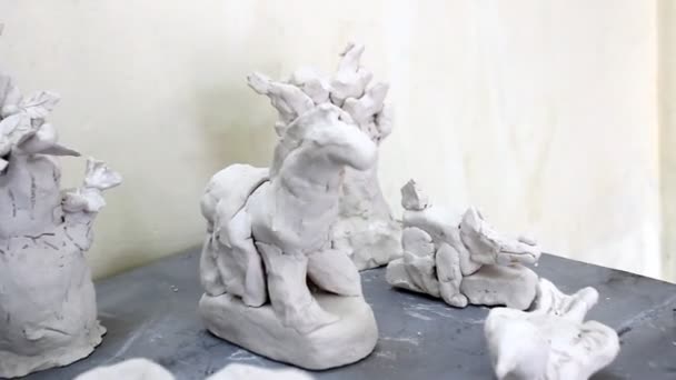 La estatua de arcilla blanca divertida — Vídeos de Stock