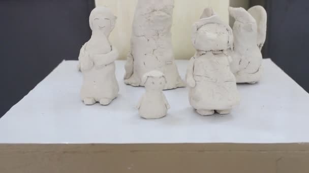 Статуя смешные белая глина — стоковое видео