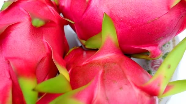 Fruta de dragón madura roja aislada sobre fondo blanco — Vídeos de Stock